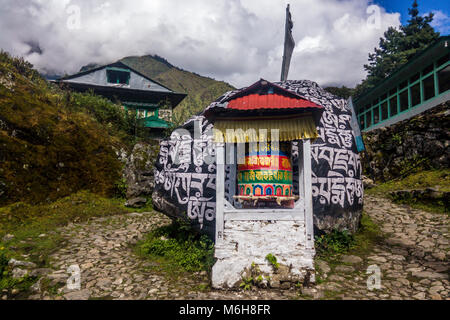 Un moulin à prières avec les mantras dans Chheplung sur le camp de base de l'Everest trek, au Népal Banque D'Images