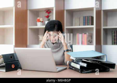 Portrait of young Asian business woman fatigue stress sentiment de beaucoup de travail. Le stress au travail et la pression émotionnelle concept. Banque D'Images