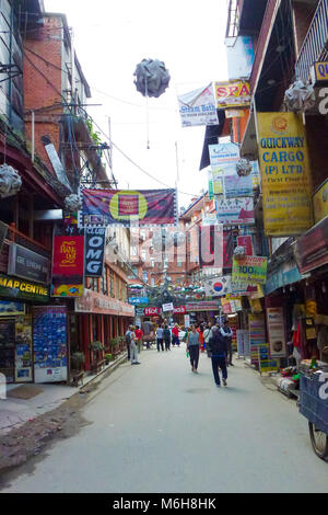 Les rues avec des panneaux et enseignes dans Thamel, dans le centre de Katmandou, Népal Banque D'Images