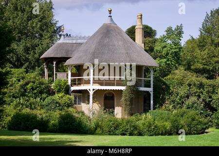 Le Swiss Cottage l'un des nombreux sites dans les beaux jardins à Shuttleworth Banque D'Images