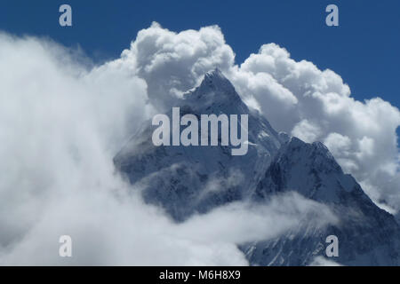 Vue panoramique du Mont Ama Dablam avec de gros nuages et ciel bleu, vu de Thokla pass, Camp de base de l'Everest trek, au Népal Banque D'Images