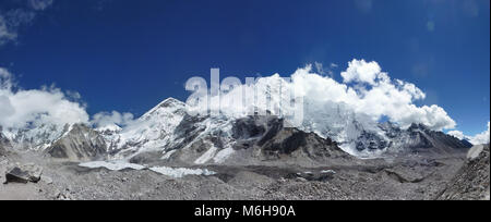 Vue panoramique de l'himalaya Everest Range avec ciel bleu et nuages, vu depuis le camp de base de l'Everest trek, au Népal Banque D'Images