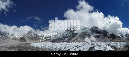Vue panoramique de l'himalaya Everest Range avec ciel bleu et nuages, vu depuis le camp de base de l'Everest trek, au Népal Banque D'Images