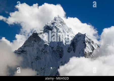 Vue panoramique du Mont Ama Dablam avec de gros nuages et ciel bleu, vu de Thok La pass, Camp de base de l'Everest trek, au Népal Banque D'Images