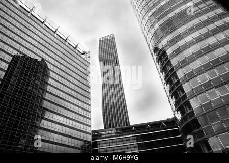 Vienne,AUTRICHE - 4 septembre 2017 ; l'architecture moderne dans des tours d'immeubles de bureaux et d'appartements intéressants sous forme d'horizon. Banque D'Images