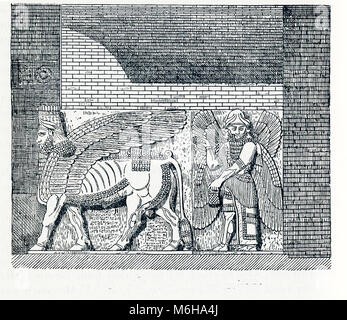 Cette illustration date d'environ 1898 et montre une scène de la mythologie assyrienne. Sur la droite se trouve une figure ailée. À gauche est un taureau ailé à tête humaine. Chacune est un génie, qui les Assyriens décrits comme des taureaux avec des têtes humaines, des hommes avec des têtes d'oiseaux, et les hommes ailés. Bien qu'elles ne sont pas toutes-puissantes divinités, ils sont doués de super-pouvoirs humains. Ils avaient le pouvoir d'éloigner les mauvais esprits. Ici, le symbolisme comprend le pouvoir de ces divinités pour protéger les murs et portes de la ville. Le cône dans la main droite de la figure à droite aurait été remplie d'eau bénite et serait u Banque D'Images