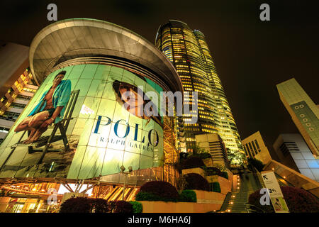 Tokyo, Japon - 20 Avril 2017 : complexe de Roppongi Hills Mori Tower illuminée la nuit sur l'arrière-plan. Le District de Minato, à Tokyo, au Japon. Nuit paysage urbain. Banque D'Images