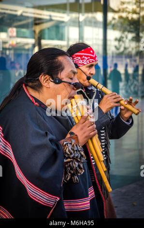 Londres, UK - OCT. 15, 2017 : Les hommes en costumes traditionnels autochtones jouant de la flûte. Des musiciens de rue à Shepard Bush, London, United Banque D'Images