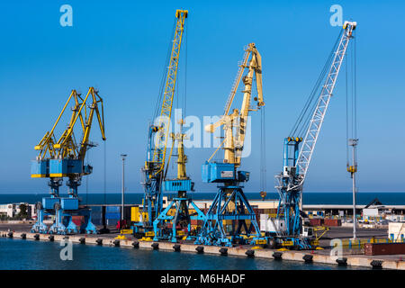 Durres, Albanie - Juillet 28, 2017 : Grues alignées dans le port pour le chargement des contenants pour expédition Banque D'Images