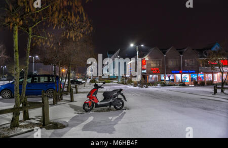 Parking zones extrêmement étendues oùl neige la nuit à Port Solent UK après la tempête Emma Banque D'Images