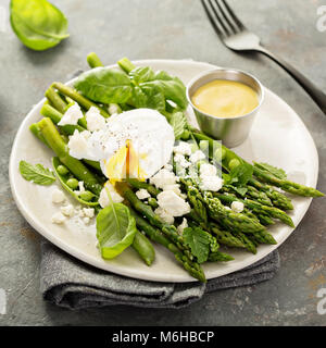 Les petits pois et les asperges avec œuf poché Banque D'Images