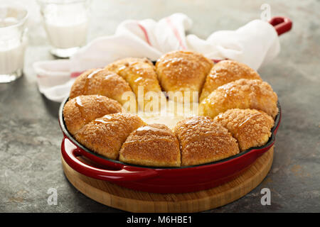 Sucre cannelle brioches avec trempette au fromage Banque D'Images