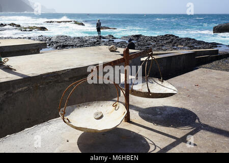 Paire de balances, Port de pêche de Ponta do Sol, Santo Antao, Cap Vert Banque D'Images