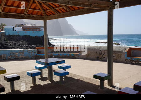 Place à baldaquin avec des sièges et des tables, près du port, Point de rencontre, Ponta do Sol, Santo Antao, Cap Vert Banque D'Images