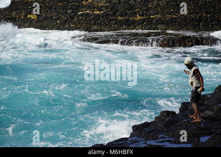 L'homme, la pêche dans le port de Ponta do Sol, Santo Antao, Cap Vert Banque D'Images