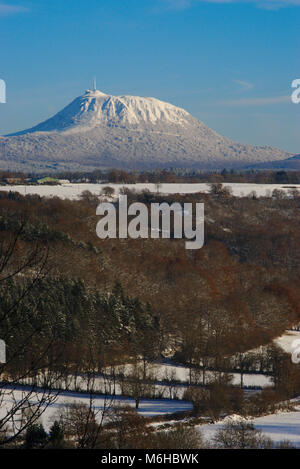 Puy-de-Dôme sous la neige vu de saint-pierre-le-chastel en Auvergne Banque D'Images