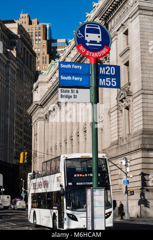 Arrêt de bus à la signalisation dans le Lower Manhattan, NYC, USA Banque D'Images