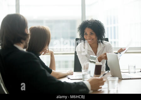 Smiling african american businesswoman discuter affaires docum Banque D'Images