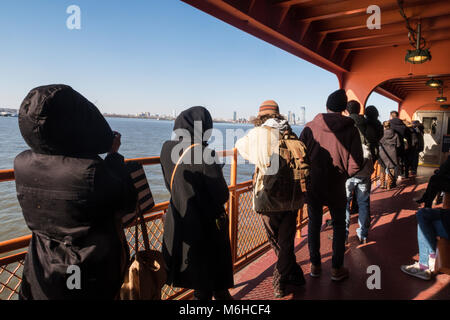 Les touristes à bord du ferry de Staten Island à New York Harbor, NEW YORK, USA Banque D'Images