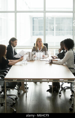 Businesswoman discuter avec divers partenaires du projet au groupe Banque D'Images