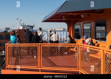 Les touristes à bord du ferry de Staten Island à New York Harbor, NEW YORK, USA Banque D'Images