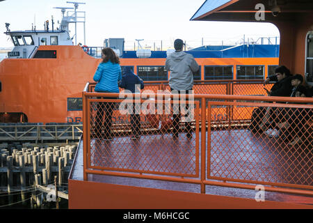 Les touristes à bord du ferry de Staten Island à New York Harbor, NEW YORK, USA Banque D'Images