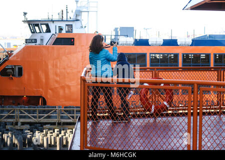 Les touristes à bord du ferry de Staten Island à New York Harbor, NEW YORK, USA Banque D'Images