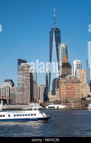 La Skyline de Manhattan est vu de New York Harbor, NEW YORK, USA Banque D'Images