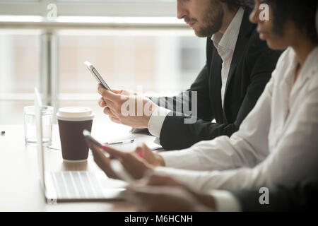Bureau multi-ethnique du groupe de personnes en utilisant des gadgets pour travailler à meeti Banque D'Images