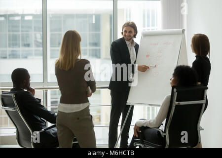 Smiling business coach marketing ventes enseignement personnel de l'équipe de tr Banque D'Images