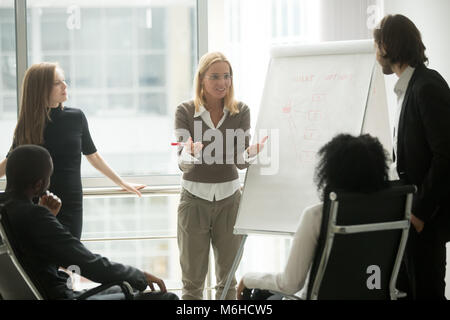 Femme chef d'équipe ou l'entraîneur d'affaires présentation donnant à l'empl Banque D'Images