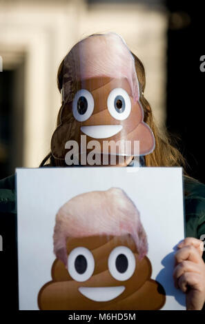 Femme portant un masque de Donald Trump dérogatoire au cours de la marche des femmes sur Londres, janvier 2017 Banque D'Images