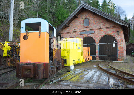 Trains d'exploitation différentes devant un train à Konnerud garage Mining Museum en Norvège Banque D'Images