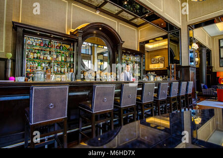 Intérieur de Sarkies Bar, un restaurant à l'intérieur de l'hôtel Strand dans le centre de la ville Banque D'Images