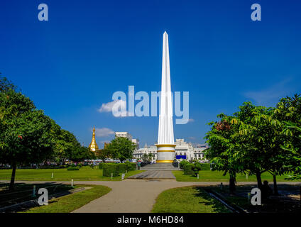 Le Monument de l'indépendance est situé dans le Maha Bandula Park dans le centre de la ville, la pagode Sule est visible dans la distance Banque D'Images