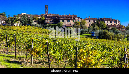 Impressionnant paysage de Toscane,avec vue village traditionnel et vignobles,région du Chianti. Banque D'Images