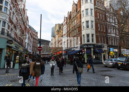 Voir des bâtiments et des personnes à l'extérieur de Leicester Square - Londres, Angleterre - UK Banque D'Images