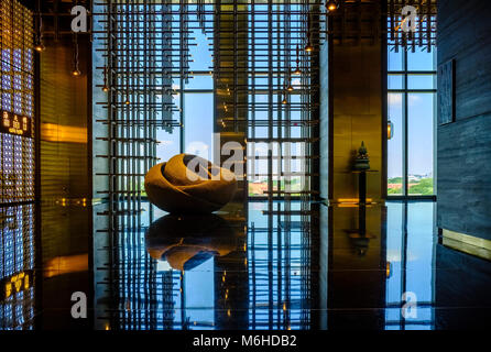 L'art de l'architecture intérieur d'un bâtiment d'affaires moderne avec de grandes façades en verre dans le centre de la ville Banque D'Images