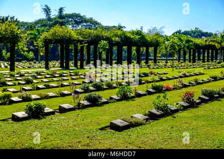 Certains cimetières du cimetière Taukkyan qui contient les tombes de 6 374 soldats qui sont morts dans la Deuxième Guerre mondiale Banque D'Images