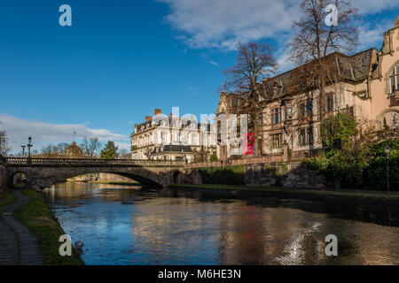 Le Pont de la Poste, un pont enjambant le canal du Faux-Rempart, à Strasbourg, Alsace, France. Banque D'Images