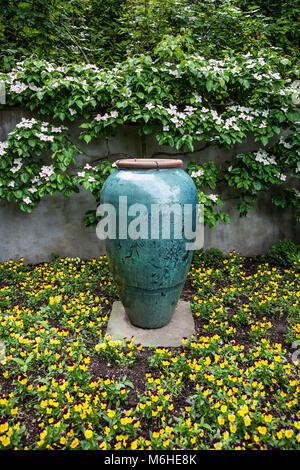 Vase à fleurs printanières, exposition de récipients en poterie Garden urne, jardin botanique de Chanticleer, Wayne, Pennsylvanie, États-Unis,jardins paysagés contenant urne Banque D'Images