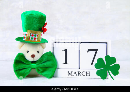 Jour de saint Patrick. Un calendrier en bois montrant le 17 mars. Chapeau vert et bow Banque D'Images