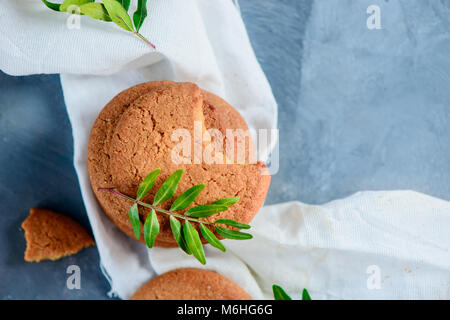 Biscuits de près. Biscuits sur un arrière-plan en pierre avec copie espace. Petit-déjeuner sain concept à partir de ci-dessus. Banque D'Images