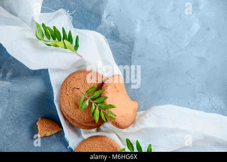 Biscuits de près. Biscuits sur un arrière-plan en pierre avec copie espace. Petit-déjeuner sain concept à partir de ci-dessus. Banque D'Images