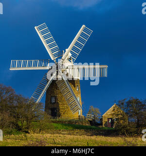 Heage Windmill a été construit en 1797 et est un bâtiment classé Grade II* et le seul groupe de six-navigué tour en pierre moulin en Angleterre. Banque D'Images