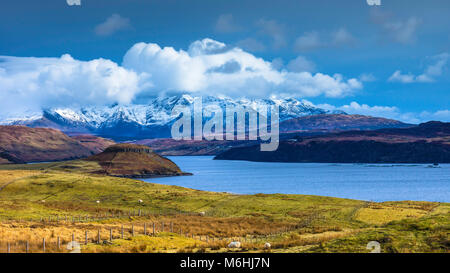 Les Cuillin noires vu sur le Loch Harport. Banque D'Images