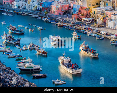 Harbour sur l'île de Procida, Italie Banque D'Images
