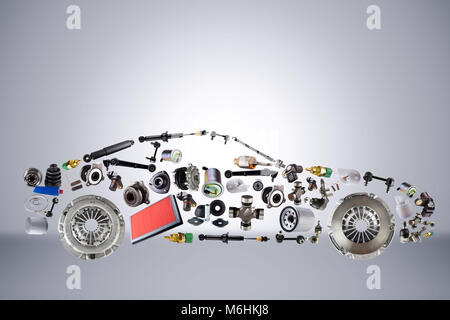 Voiture voyageurs assemblées à partir de pièces automobiles de rechange nouvelle boutique de pièces de rechange. Banque D'Images