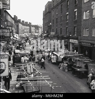 Années 1960, historique, à Londres, une vue vers le bas, et la rue Wentworth mi-semaine traditionnel marché Petticoat Lane dans l'Est, l'un des marchés le plus ancien de la ville. Banque D'Images