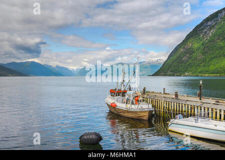 Bateau de pêcheur avec panorama de l'Sogn et les montagnes environnantes, de la Norvège, de l'atterrissage stade de Vik i Sogn Banque D'Images